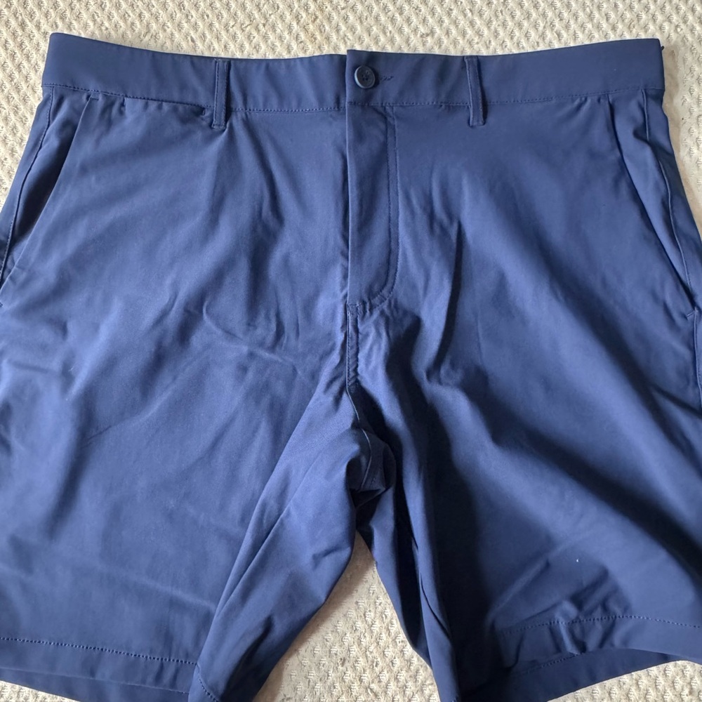 Holderness & Bourne men’s shorts. Size 35, navy blue and tailored fit.